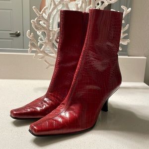 EUC Antonio Melani Cherry Red Embossed Croc Leather Ankle Boots, Sz. 8.5